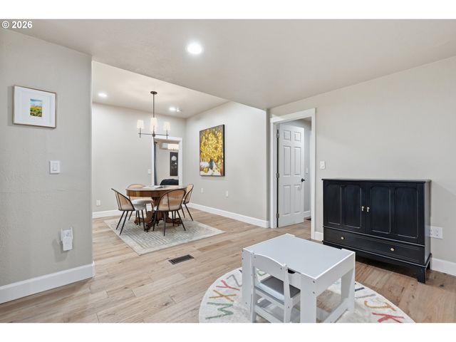 9275 Sw APACHE Dr, Tualatin, OR 97062