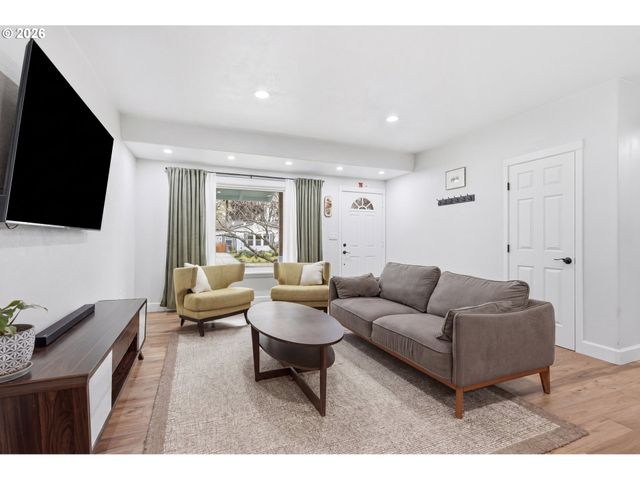 9275 Sw APACHE Dr, Tualatin, OR 97062