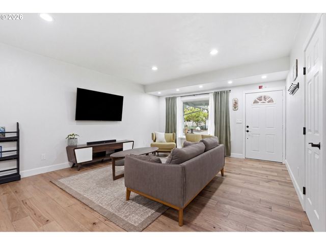 9275 Sw APACHE Dr, Tualatin, OR 97062