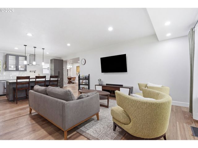 9275 Sw APACHE Dr, Tualatin, OR 97062