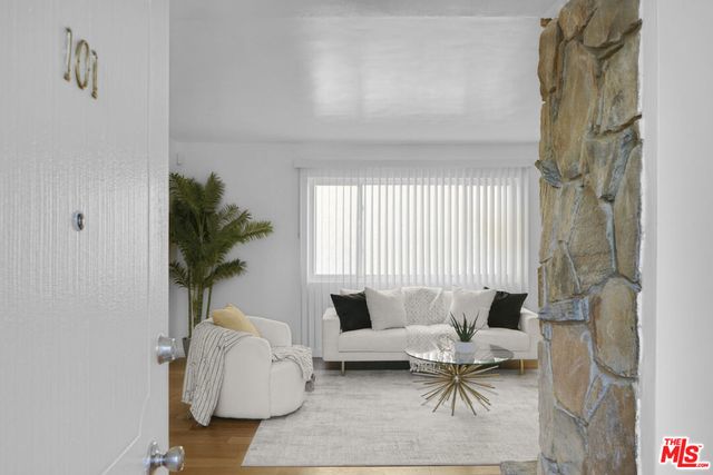 6740 Springpark Avenue 101, Los Angeles, CA 90056