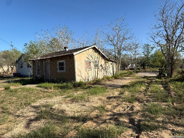 732 Trade, Pleasanton, TX 78064