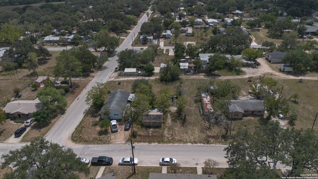 732 Trade, Pleasanton, TX 78064