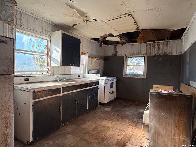 732 Trade, Pleasanton, TX 78064