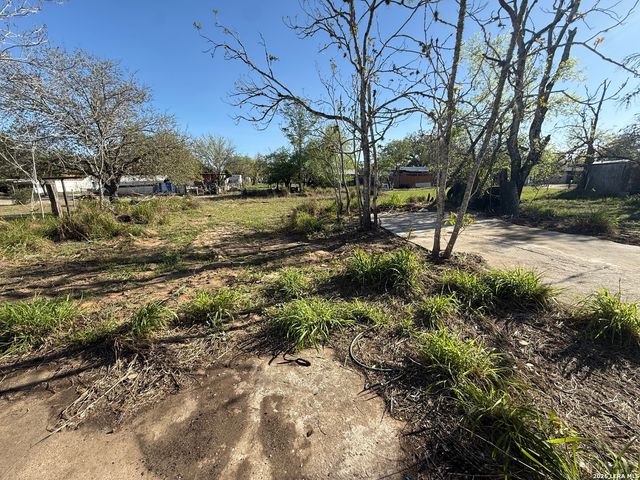 732 Trade, Pleasanton, TX 78064