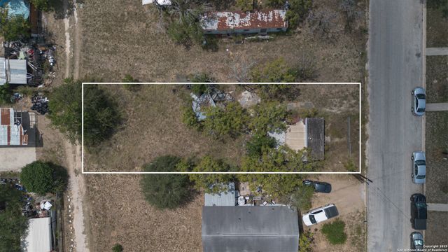 732 Trade, Pleasanton, TX 78064