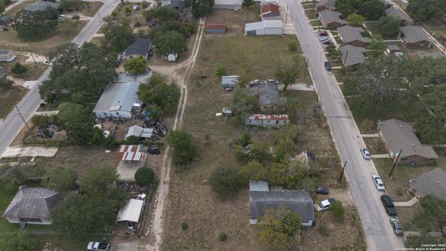 732 Trade, Pleasanton, TX 78064