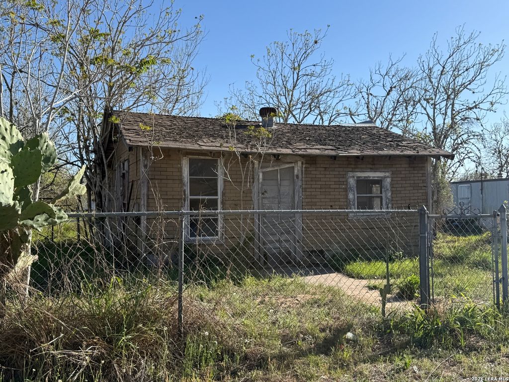 732 Trade, Pleasanton, TX 78064