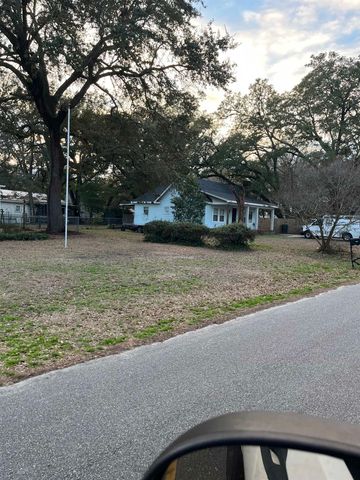 415 Live Oak St., Conway, SC 29526