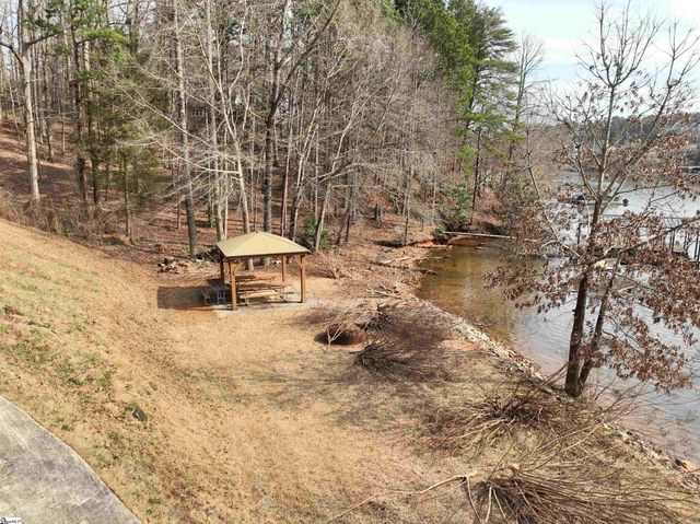 130 W Waters Edge Lane, West Union, SC 29696