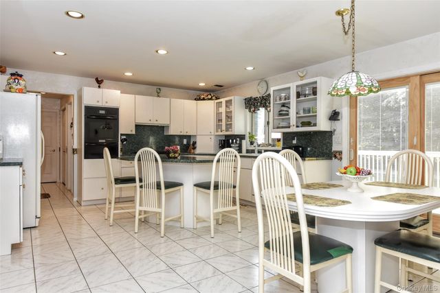 18 Gleeful Lane, Valley Cottage, NY 10989