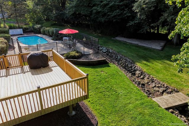 18 Gleeful Lane, Valley Cottage, NY 10989
