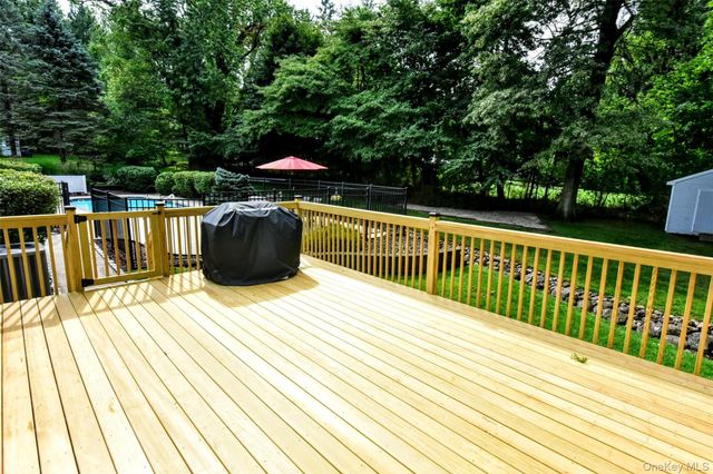 18 Gleeful Lane, Valley Cottage, NY 10989