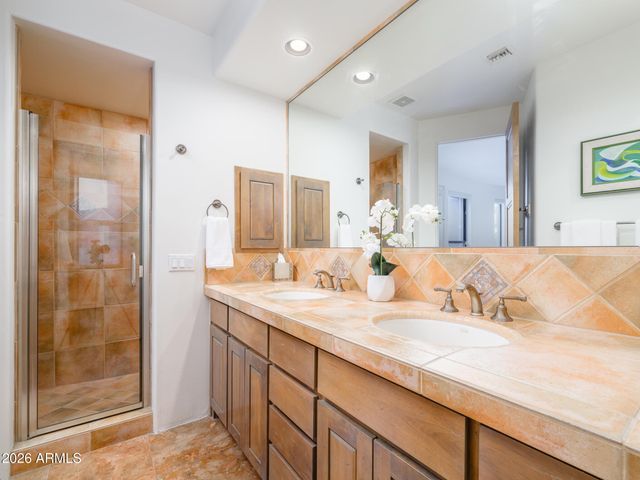 6050 N 52nd Place, Paradise Valley, AZ 85253