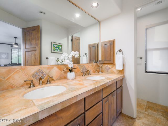 6050 N 52nd Place, Paradise Valley, AZ 85253