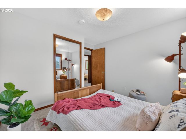 5615 Se OAK St, Portland, OR 97215