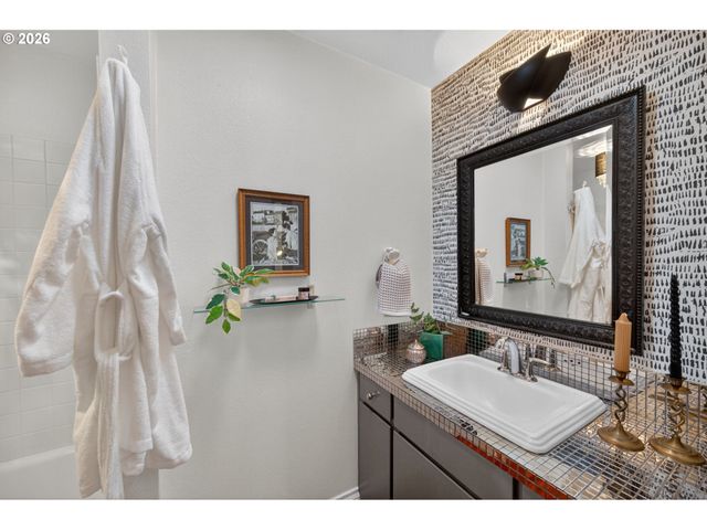 5615 Se OAK St, Portland, OR 97215