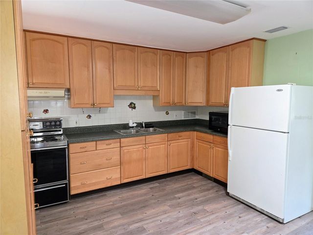 6044 BURLINGTON AVENUE N, St Petersburg, FL 33710