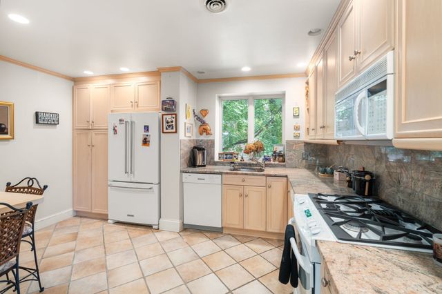 209 Commonwealth Ave 2A, Newton, MA 02467
