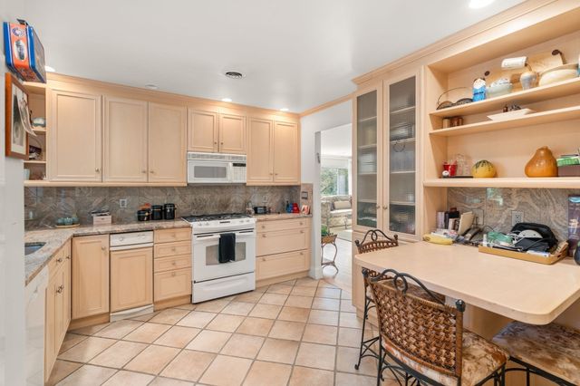 209 Commonwealth Ave 2A, Newton, MA 02467