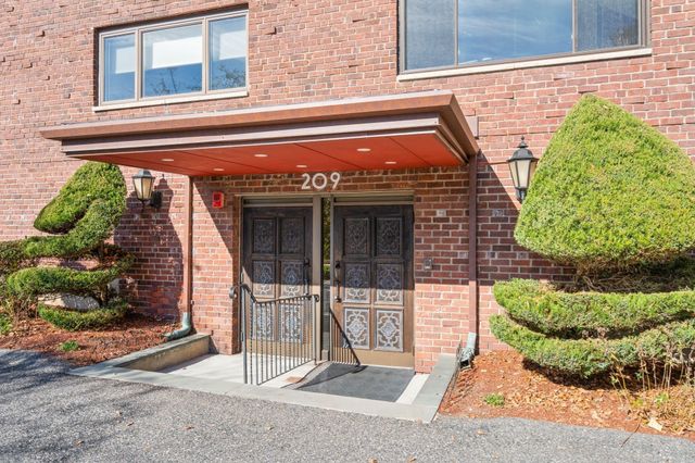 209 Commonwealth Ave 2A, Newton, MA 02467