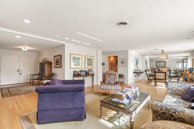 209 Commonwealth Ave 2A, Newton, MA 02467