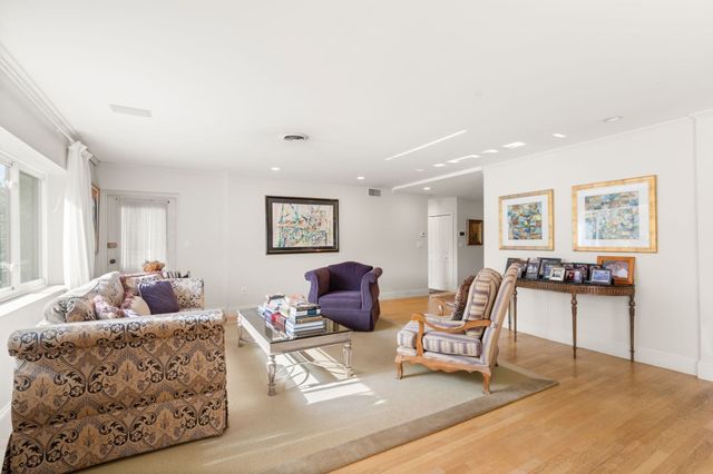 209 Commonwealth Ave 2A, Newton, MA 02467
