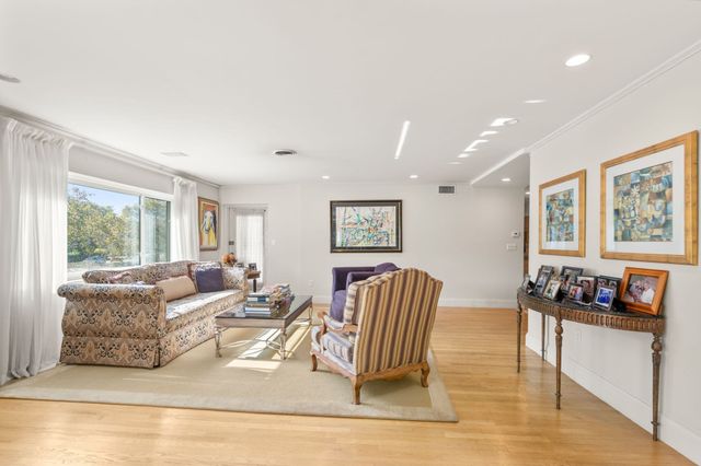 209 Commonwealth Ave 2A, Newton, MA 02467