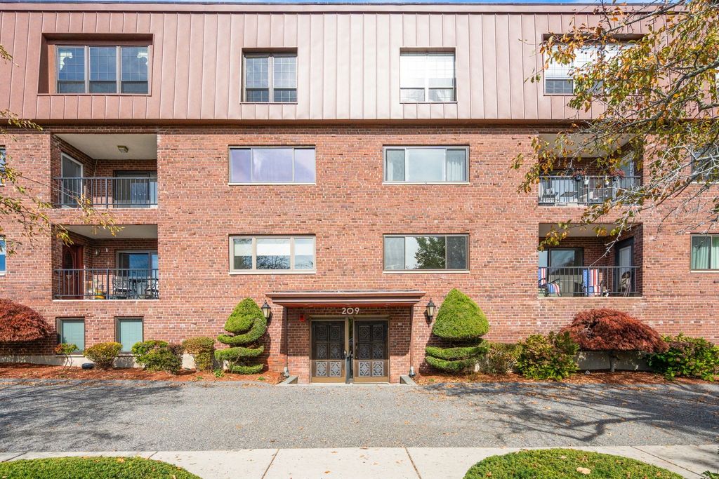 209 Commonwealth Ave 2A, Newton, MA 02467