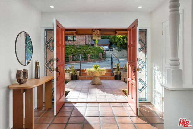 3770 Whiting Manor Lane, Glendale, CA 91208