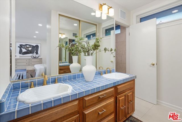 3770 Whiting Manor Lane, Glendale, CA 91208