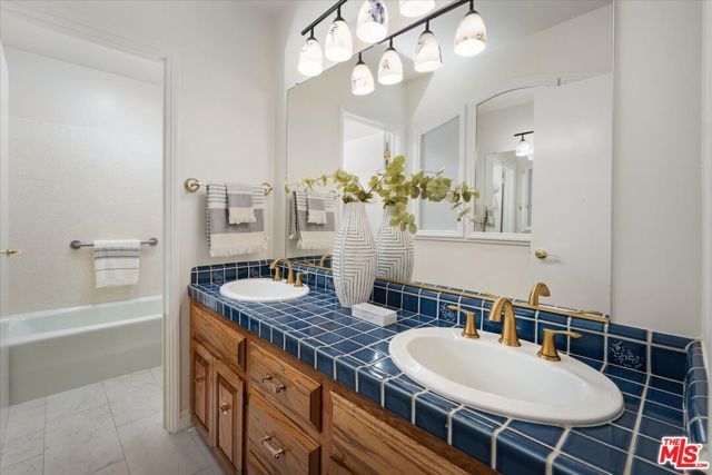 3770 Whiting Manor Lane, Glendale, CA 91208