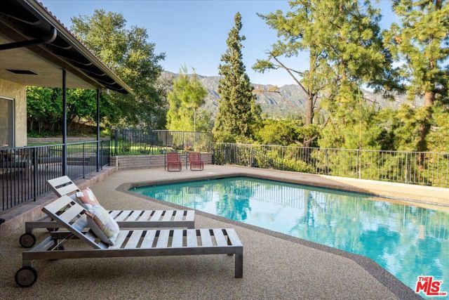 3770 Whiting Manor Lane, Glendale, CA 91208