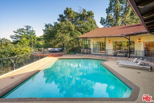 3770 Whiting Manor Lane, Glendale, CA 91208