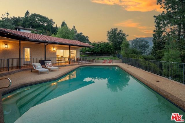 3770 Whiting Manor Lane, Glendale, CA 91208