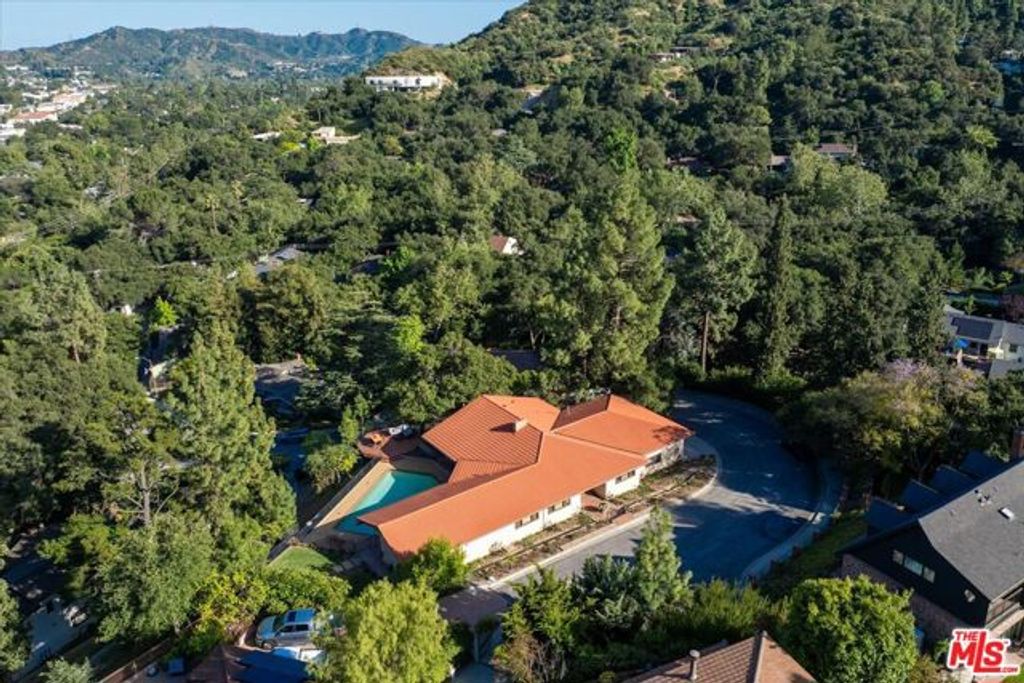 3770 Whiting Manor Lane, Glendale, CA 91208