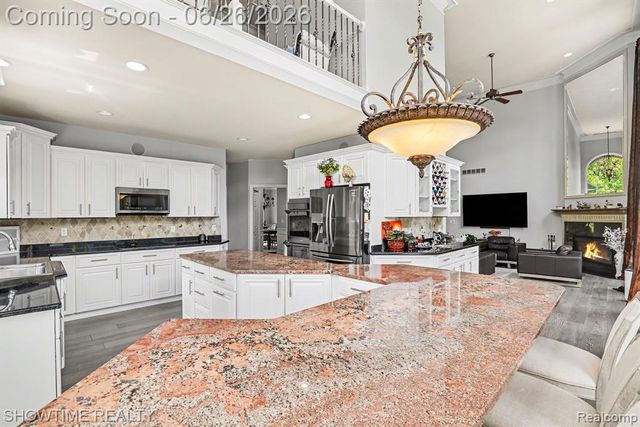 54676 Woodcreek Boulevard, Utica, MI 48315