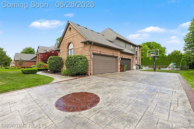54676 Woodcreek Boulevard, Utica, MI 48315