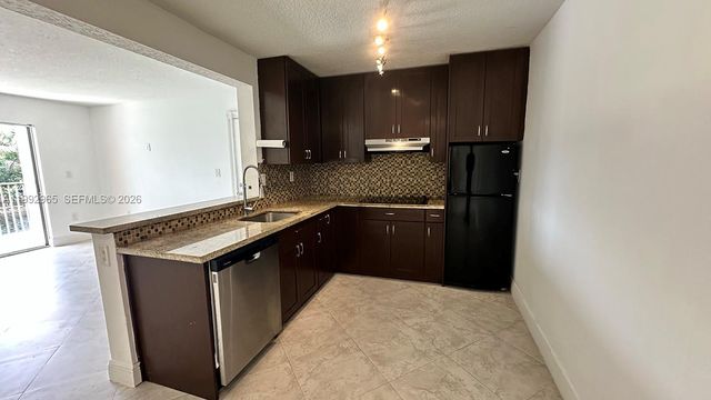 450 W Palm Cir W 207, Pembroke Pines, FL 33025