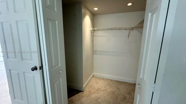 450 W Palm Cir W 207, Pembroke Pines, FL 33025