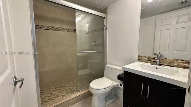 450 W Palm Cir W 207, Pembroke Pines, FL 33025