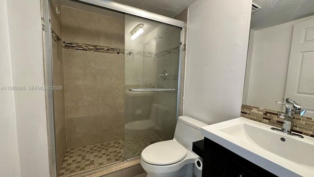 450 W Palm Cir W 207, Pembroke Pines, FL 33025