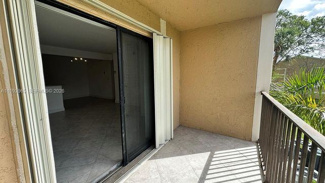 450 W Palm Cir W 207, Pembroke Pines, FL 33025