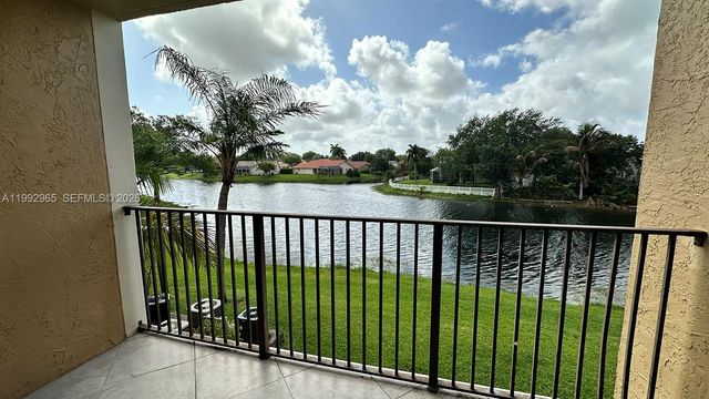 450 W Palm Cir W 207, Pembroke Pines, FL 33025
