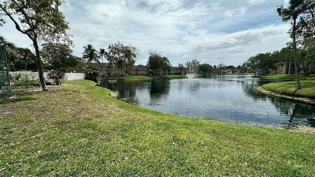 450 W Palm Cir W 207, Pembroke Pines, FL 33025