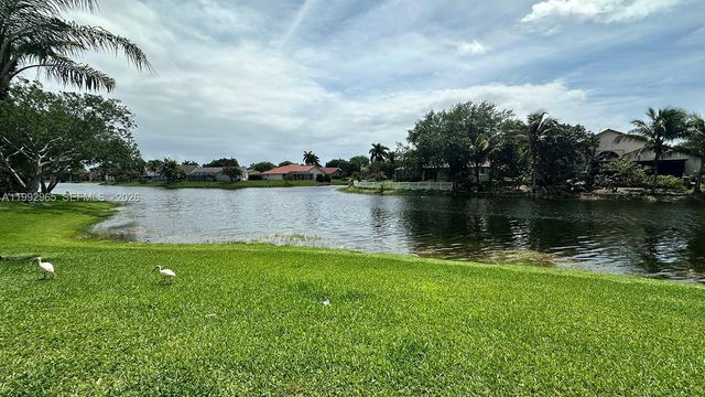 450 W Palm Cir W 207, Pembroke Pines, FL 33025
