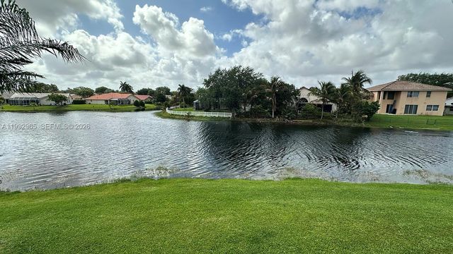 450 W Palm Cir W 207, Pembroke Pines, FL 33025