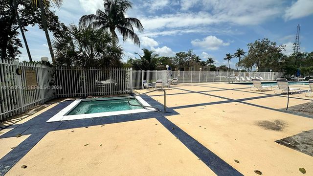450 W Palm Cir W 207, Pembroke Pines, FL 33025
