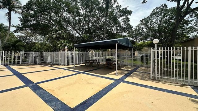 450 W Palm Cir W 207, Pembroke Pines, FL 33025