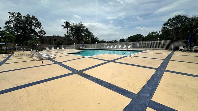 450 W Palm Cir W 207, Pembroke Pines, FL 33025